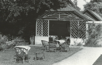 76 - Tuin met een van de twee prieeltjes